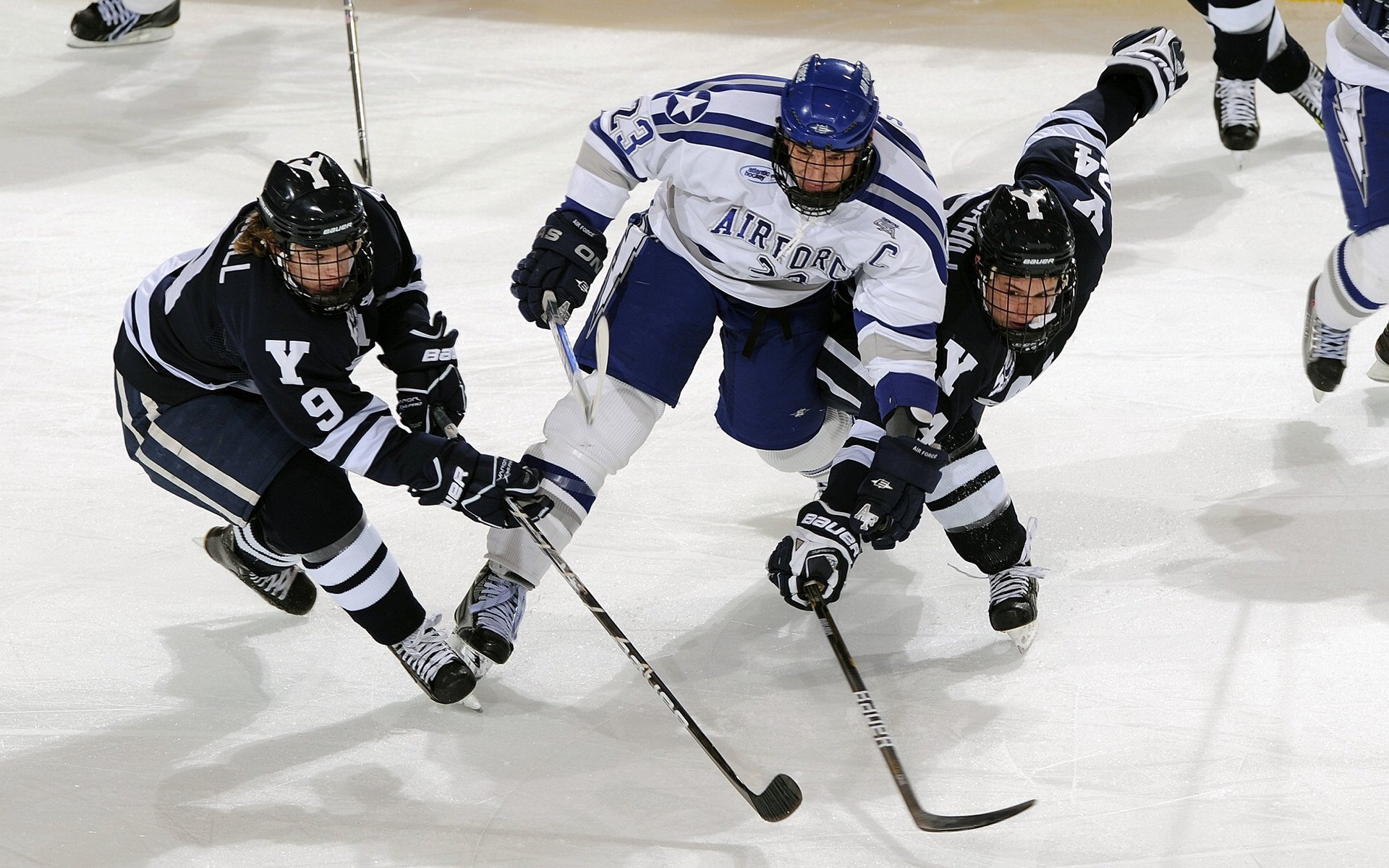 开云官方网站-战意盎然球员对决，双方风格碰撞交织激情，战意打法
