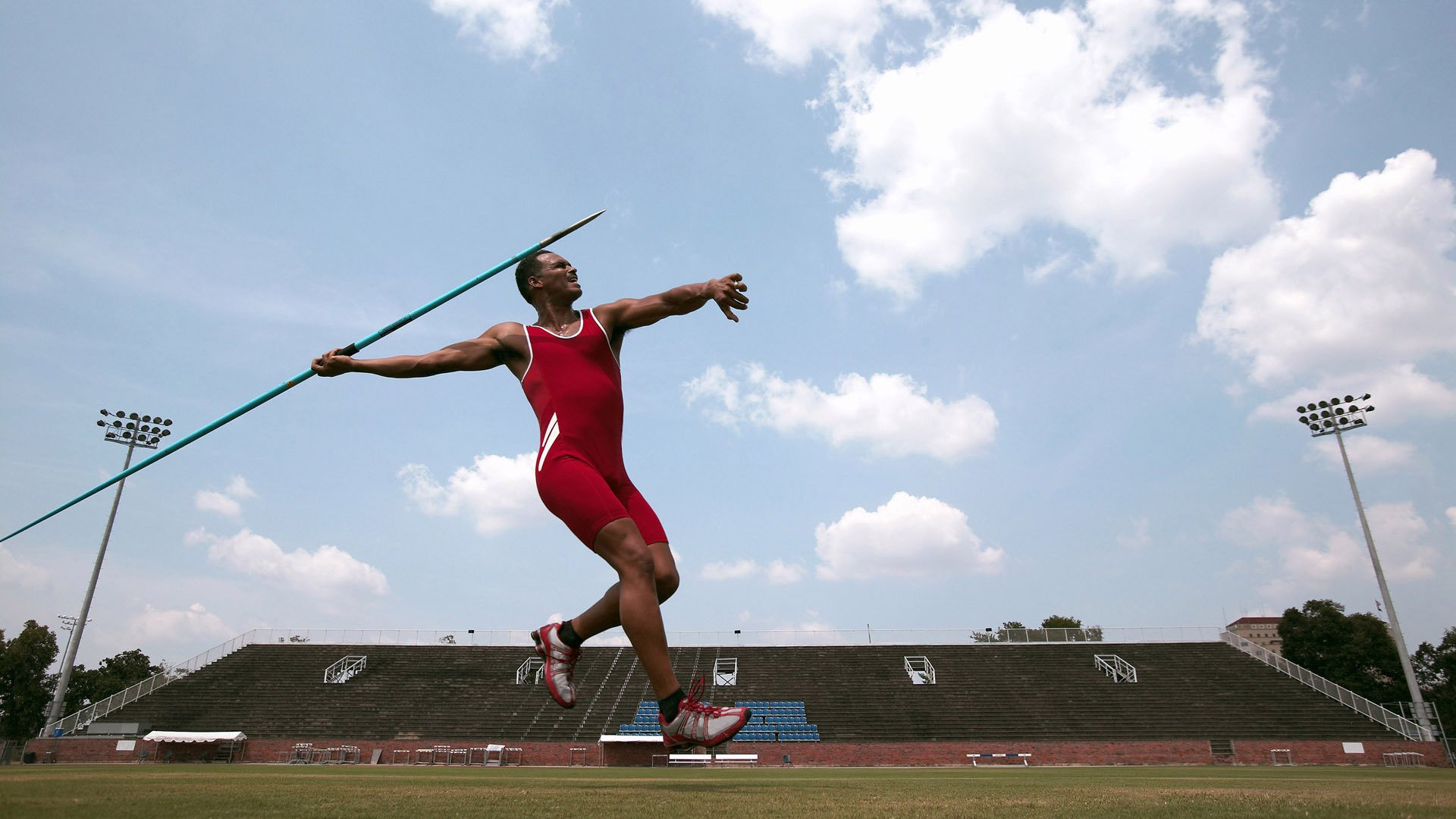 “三叉湖水上救生赛:选手在水中展开与时间赛跑的较量”